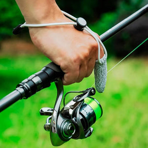 Single-finger glove for precise casting during Luya fishing trips