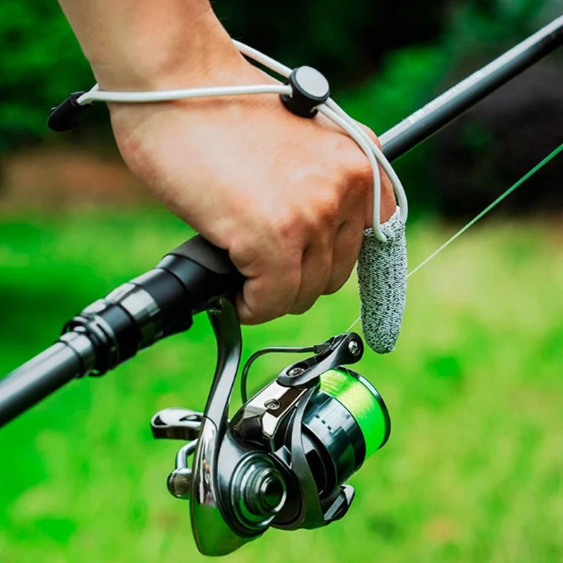 Single-finger glove for precise casting during Luya fishing trips